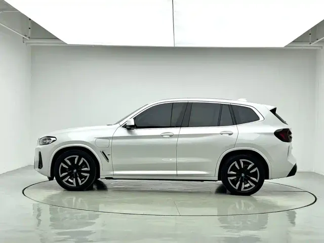 BMW BMW iX3 2024 Leading Edition — Фото автомобиля 2
