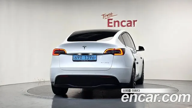 Tesla Model Y — Фото автомобиля 4