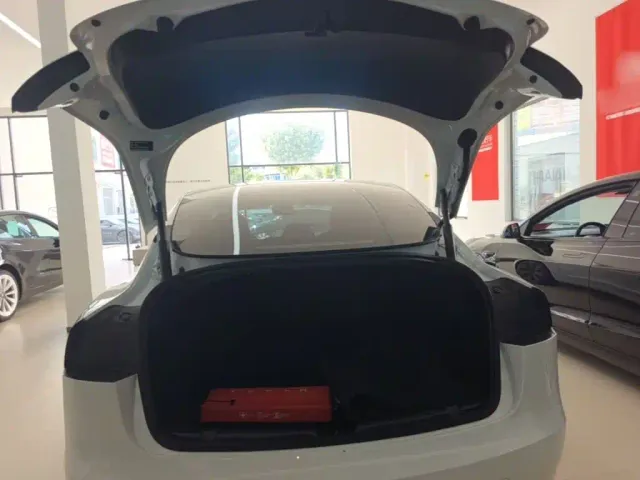 Tesla Model 3 — Фото автомобиля 18