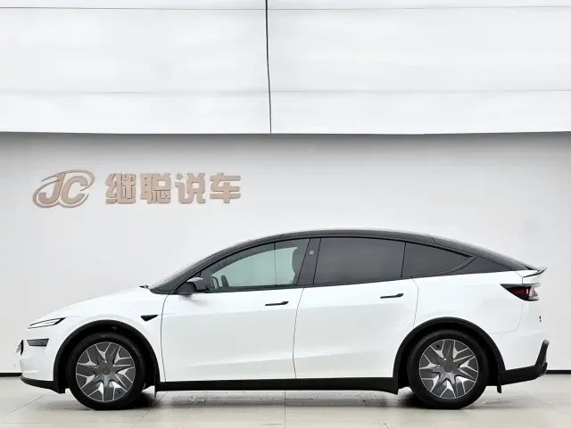 Tesla Model Y L — Фото автомобиля 4