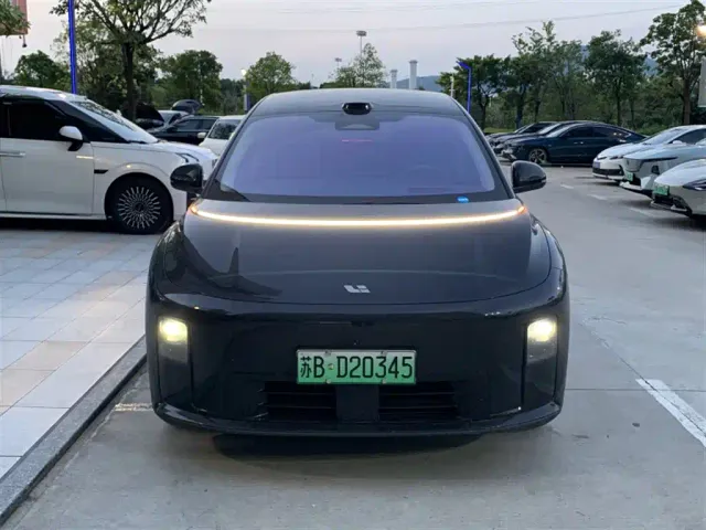 Li Auto i8 — Фото автомобиля 2