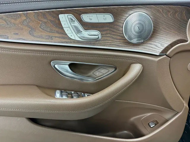 Mercedes-Benz E-Class — Фото автомобиля 4