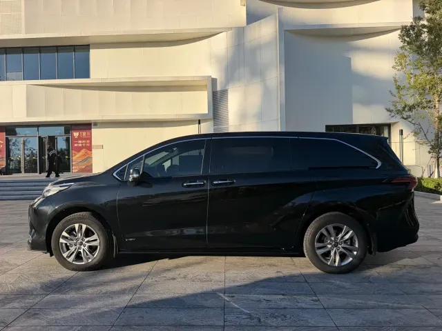 Toyota Sienna — Фото автомобиля 8