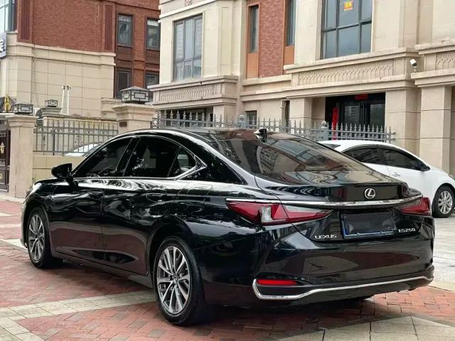 Lexus ES — Фото автомобиля 9