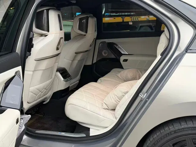 BMW i7 — Фото автомобиля 14