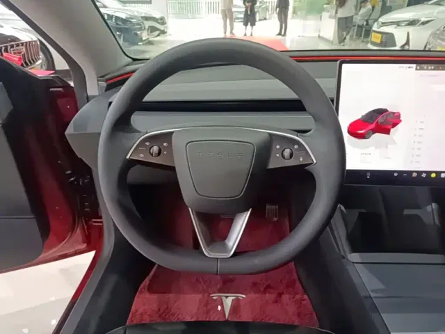 Tesla Model 3 — Фото автомобиля 10