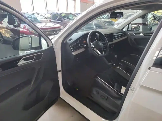 Volkswagen Tiguan L — Фото автомобиля 15