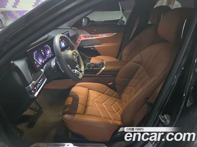 BMW 7 Series G70 — Фото автомобиля 10