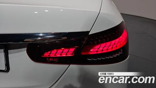 Mercedes-Benz E-Class — Фото автомобиля 18