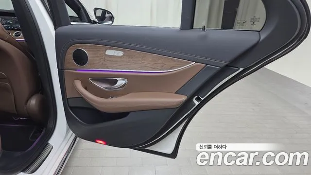 Mercedes-Benz E-Class — Фото автомобиля 25