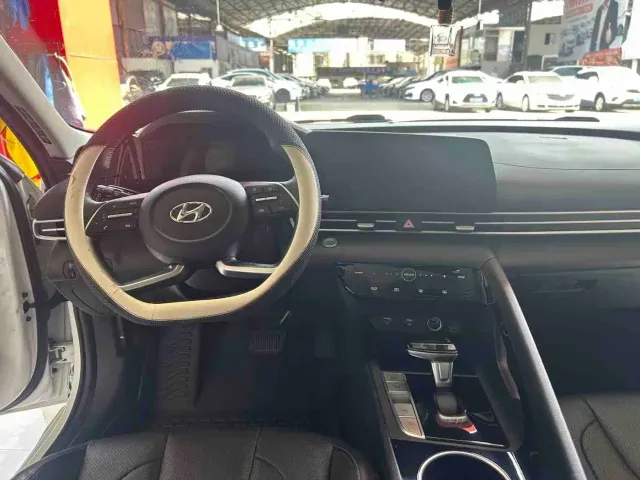 Hyundai Elantra — Фото автомобиля 5