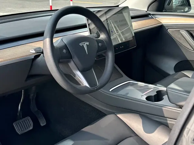 Tesla Model 3 — Фото автомобиля 5