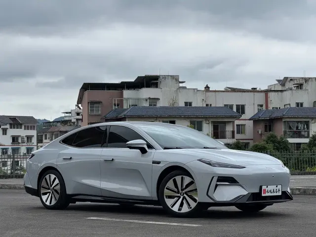 Geely Galaxy E8 — Фото автомобиля 3