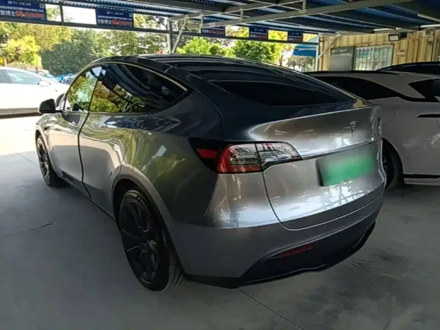 Tesla Model Y — Фото автомобиля 4