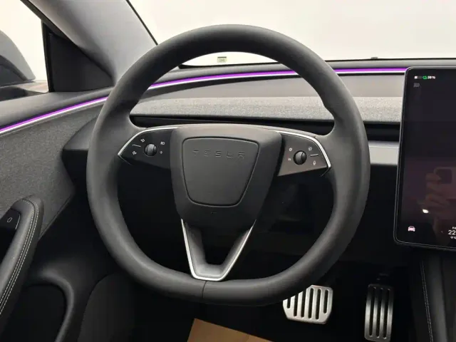 Tesla Model 3 — Фото автомобиля 12