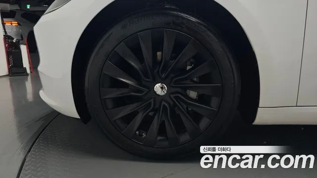 Tesla Model 3 — Фото автомобиля 5