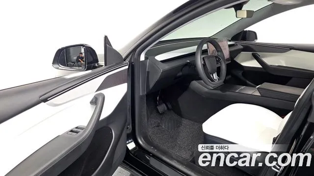 Tesla Model Y — Фото автомобиля 15