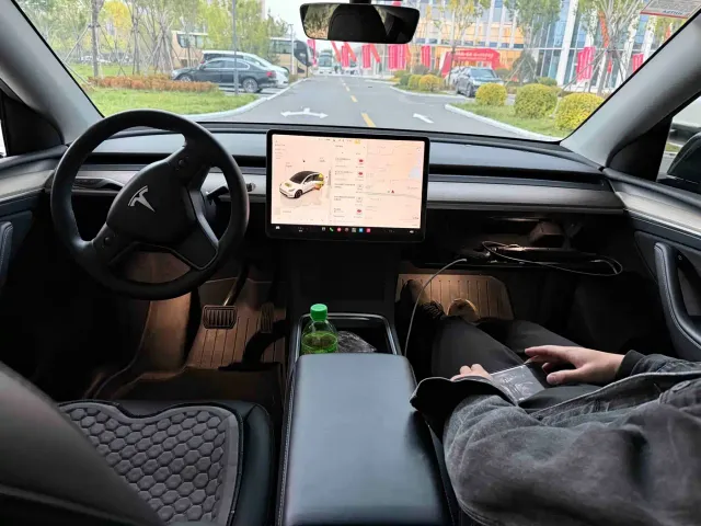 Tesla Model Y — Фото автомобиля 4