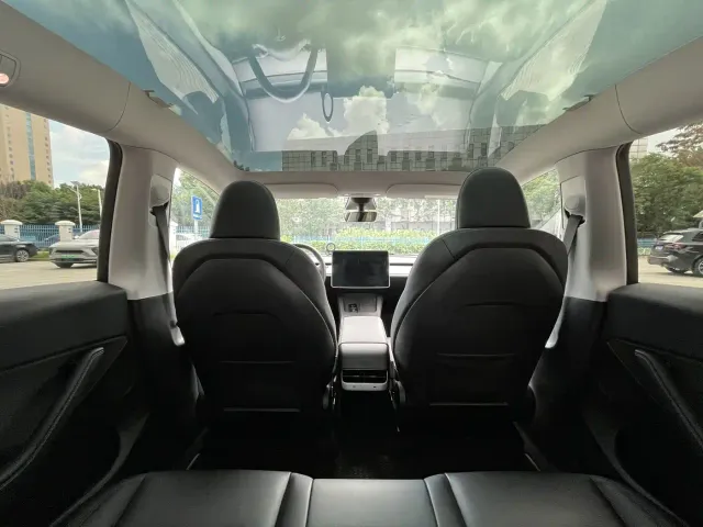 Tesla Model Y — Фото автомобиля 16