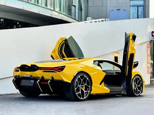 Lamborghini Revuelto — Фото автомобиля 2