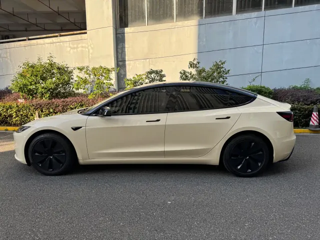 Tesla Model 3 — Фото автомобиля 5