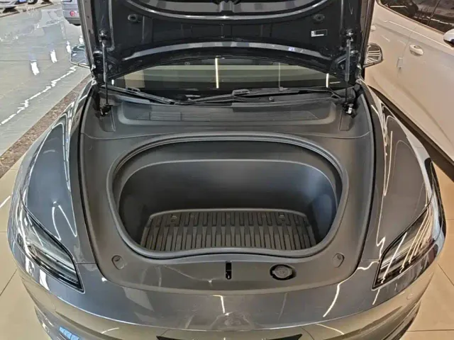 Tesla Model 3 — Фото автомобиля 19