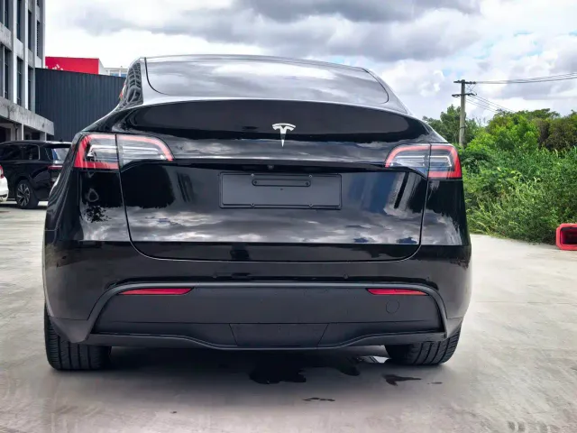 Tesla Model Y — Фото автомобиля 8