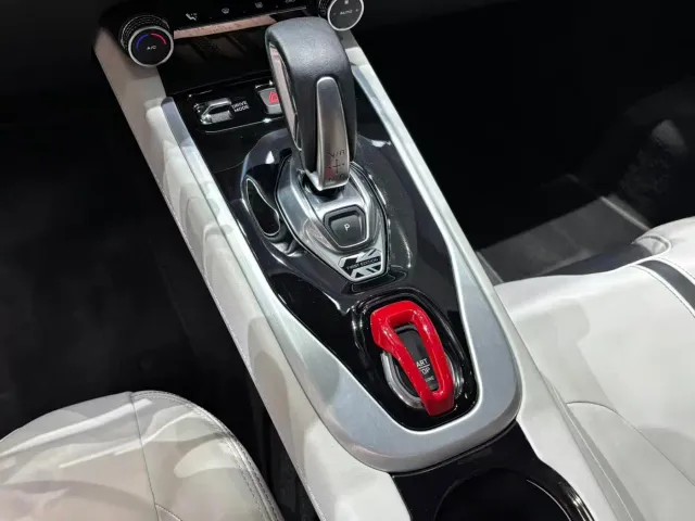 Lotus Emira — Фото автомобиля 6