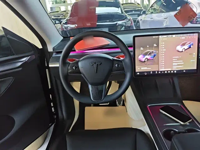 Tesla Model Y — Фото автомобиля 10