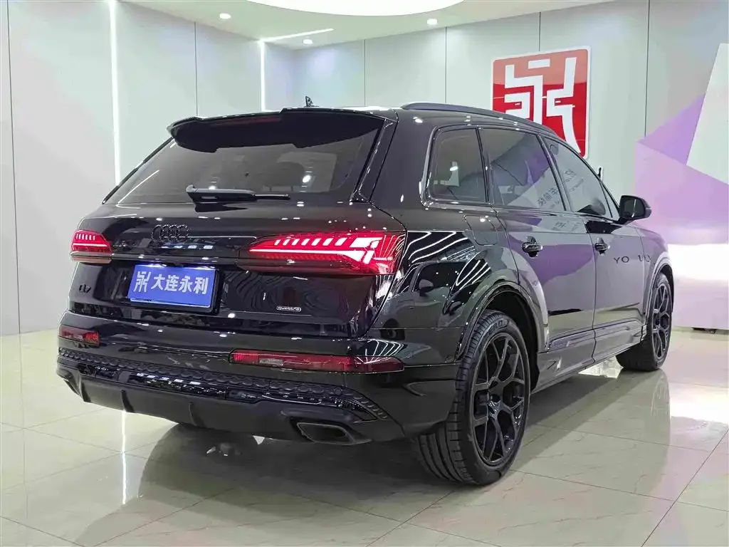 Audi Audi Q7 2025 45 TFSI quattro S line Black Warrior — Фото автомобиля 4