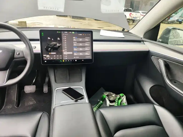 Tesla Model Y — Фото автомобиля 12