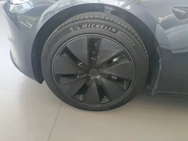 Tesla Model 3 — Фото автомобиля 22