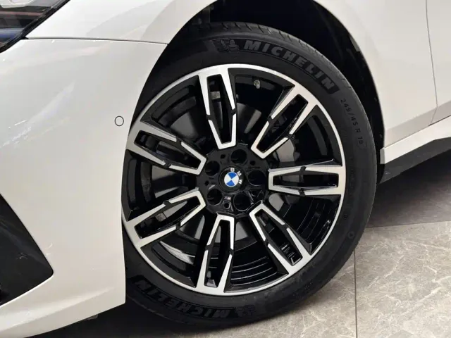 BMW 5 Series — Фото автомобиля 19