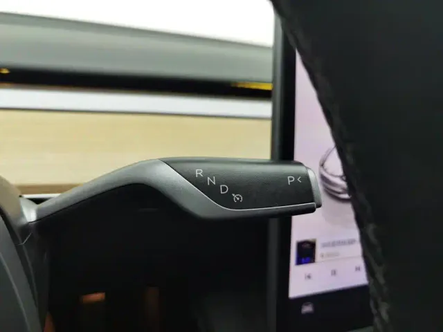 Tesla Model 3 — Фото автомобиля 13