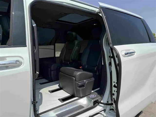 Toyota Sienna — Фото автомобиля 14