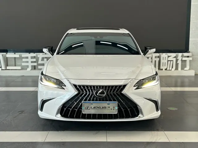 Lexus ES — Фото автомобиля 2