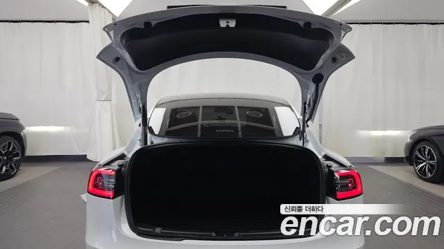 Tesla Model 3 — Фото автомобиля 16