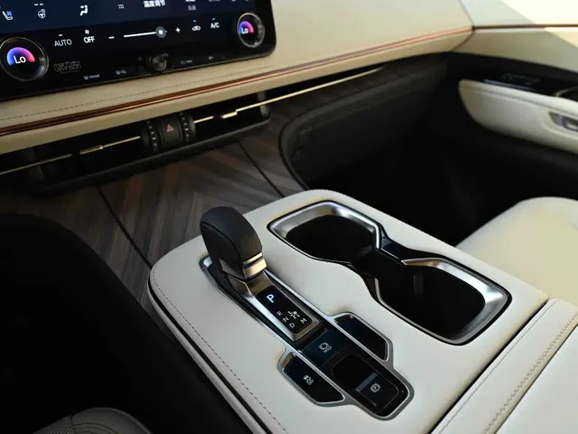 Lexus LM — Фото автомобиля 27