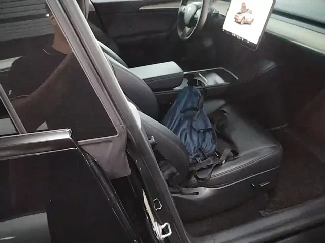 Tesla Model Y — Фото автомобиля 24