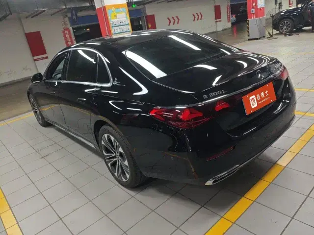 Mercedes-Benz E-Class — Фото автомобиля 3