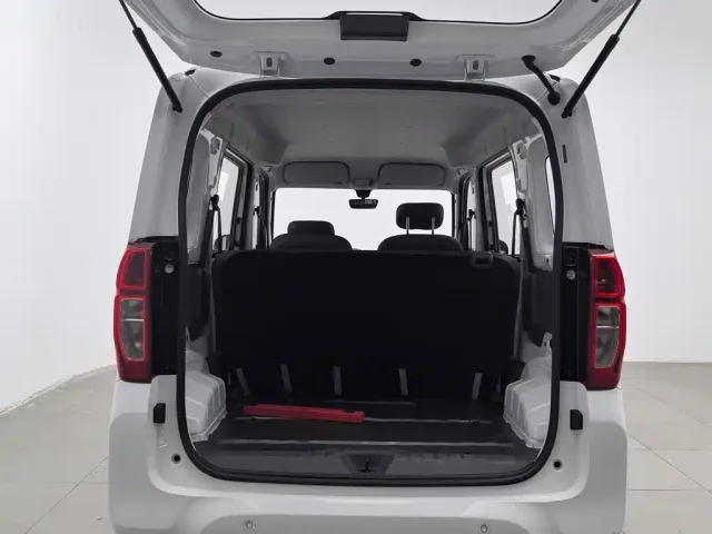 Wuling Zhiguang NEV — Фото автомобиля 16