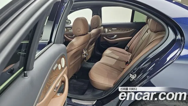 Mercedes-Benz E-Class — Фото автомобиля 24