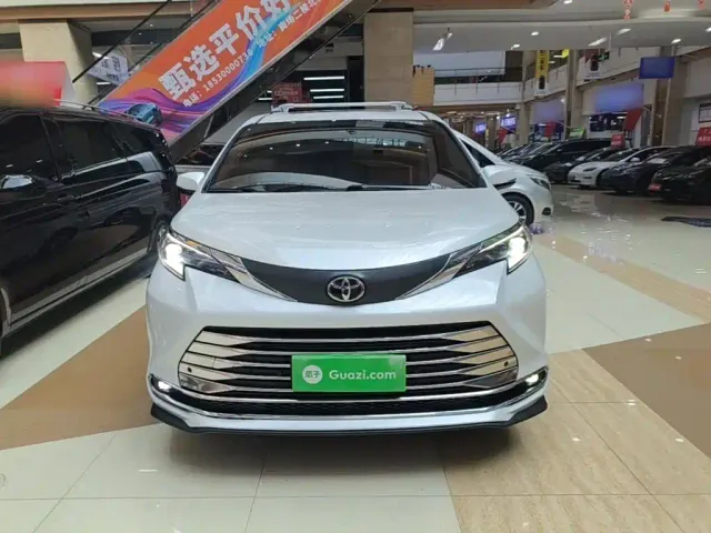 Toyota Sienna — Фото автомобиля 2