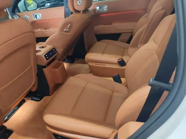 Li Auto L8 — Фото автомобиля 12
