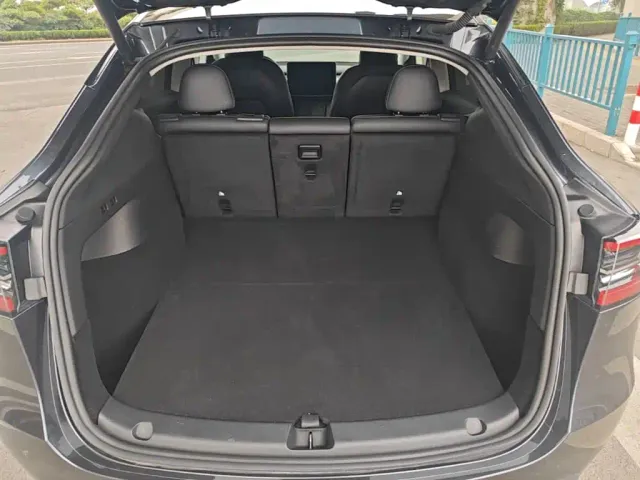 Tesla Model Y — Фото автомобиля 18