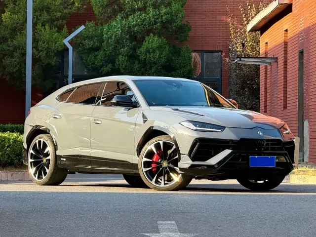 Фотография автомобиля — Lamborghini Urus
