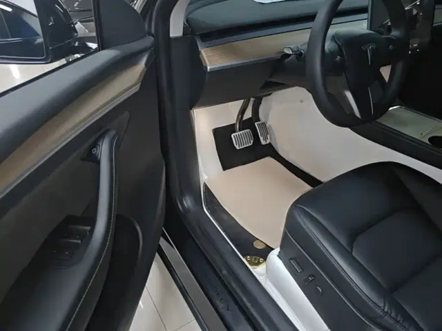 Tesla Model Y — Фото автомобиля 15