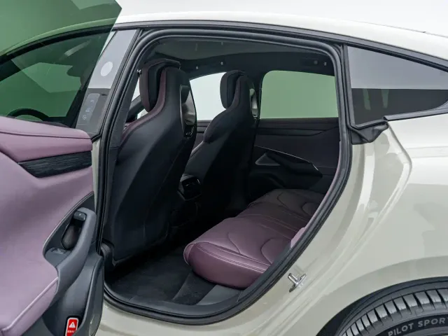 Xiaomi SU7 — Фото автомобиля 12