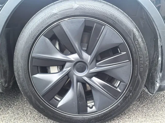 Tesla Model Y — Фото автомобиля 13