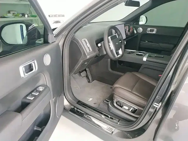Li Auto L8 — Фото автомобиля 15